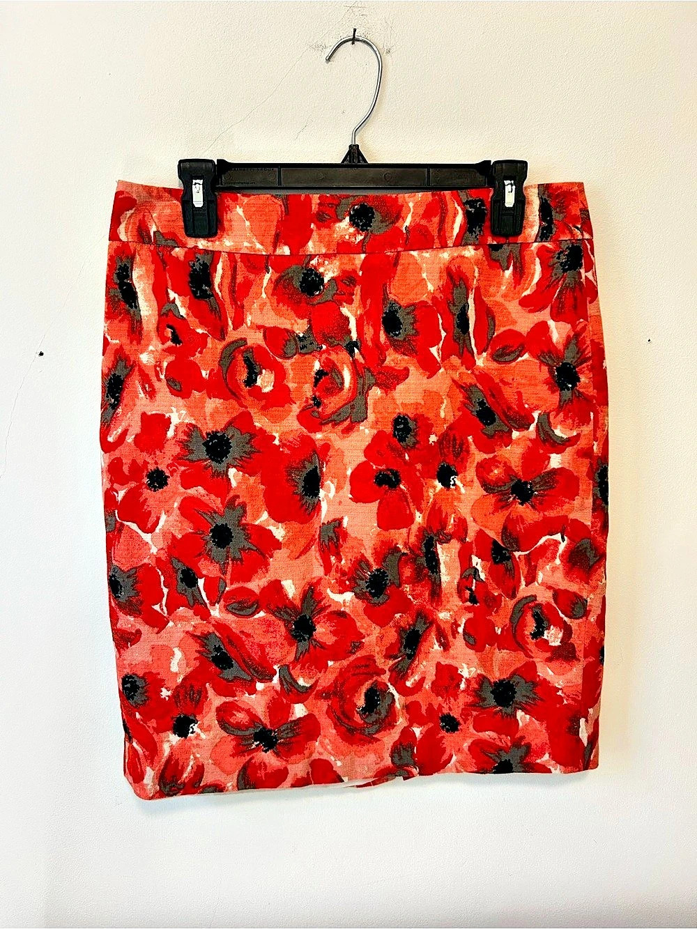 Ann Taylor Floral Mini Skirt in Red & Black Like New
